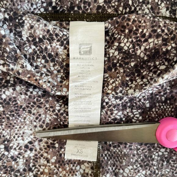 Fabletics Define PowerHold Mid-Rise Capri in Serpentine - Size XS - Picture 6 of 6